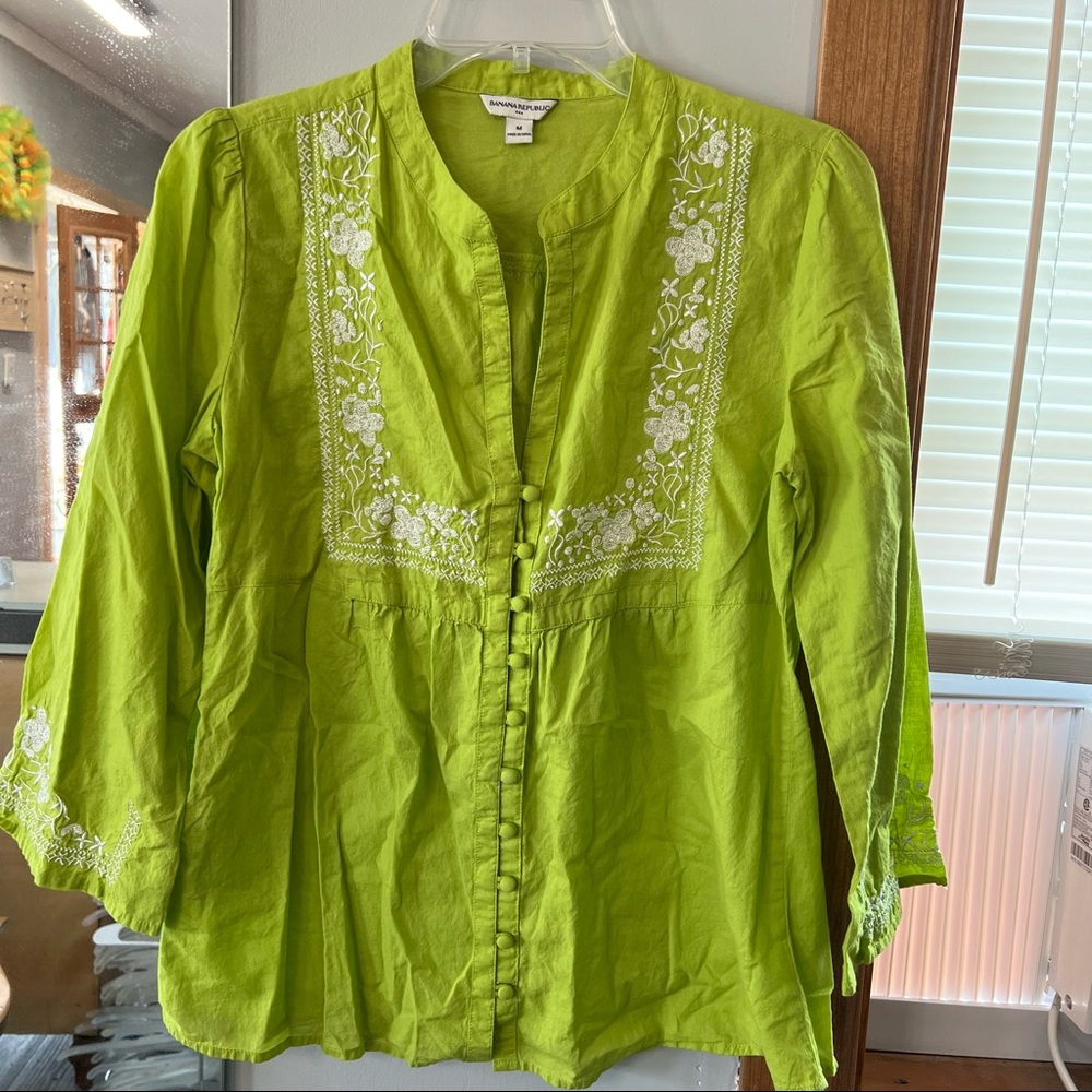Banana Republic embroidered top Medium